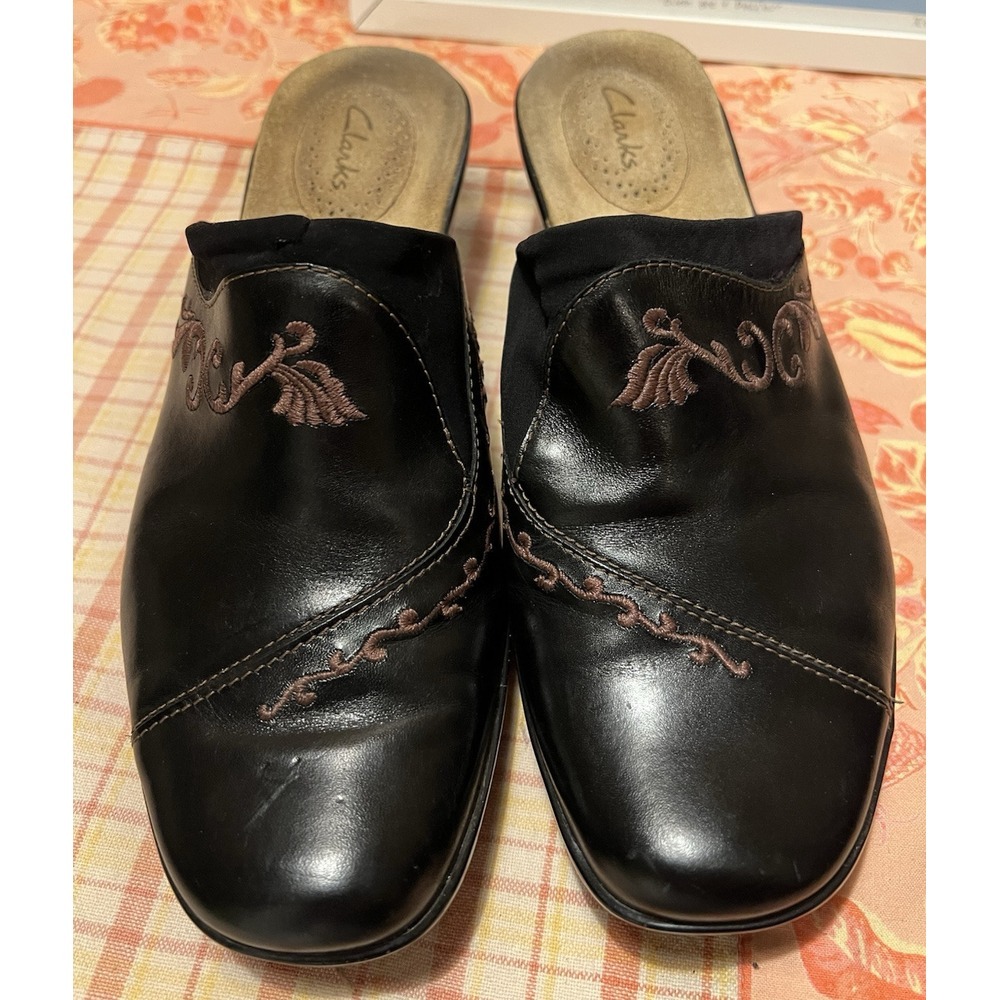 Clarks Women'sโ Slip On Black Clogs Low Heel Floral Embroidery (77843) Size 8.5M